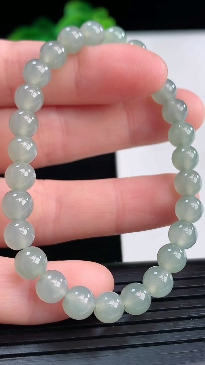 天然A货翡翠圆珠手串尺寸6-27颗重量:11.01g4月11日
工厂直销收藏佳品,种好水足，色泽均匀，有种有色，上手高大气！