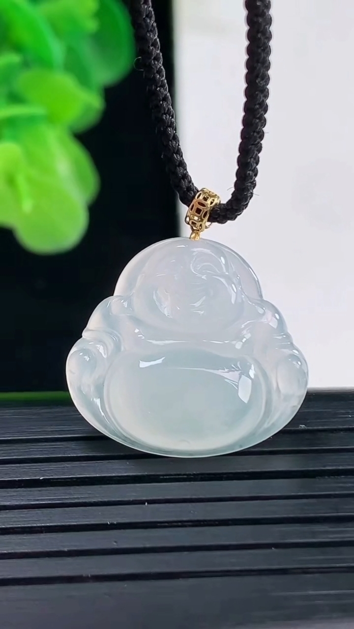 天然A货翡翠佛公吊坠尺寸19.7-21.7-3.7重量:2.60g
4月11日