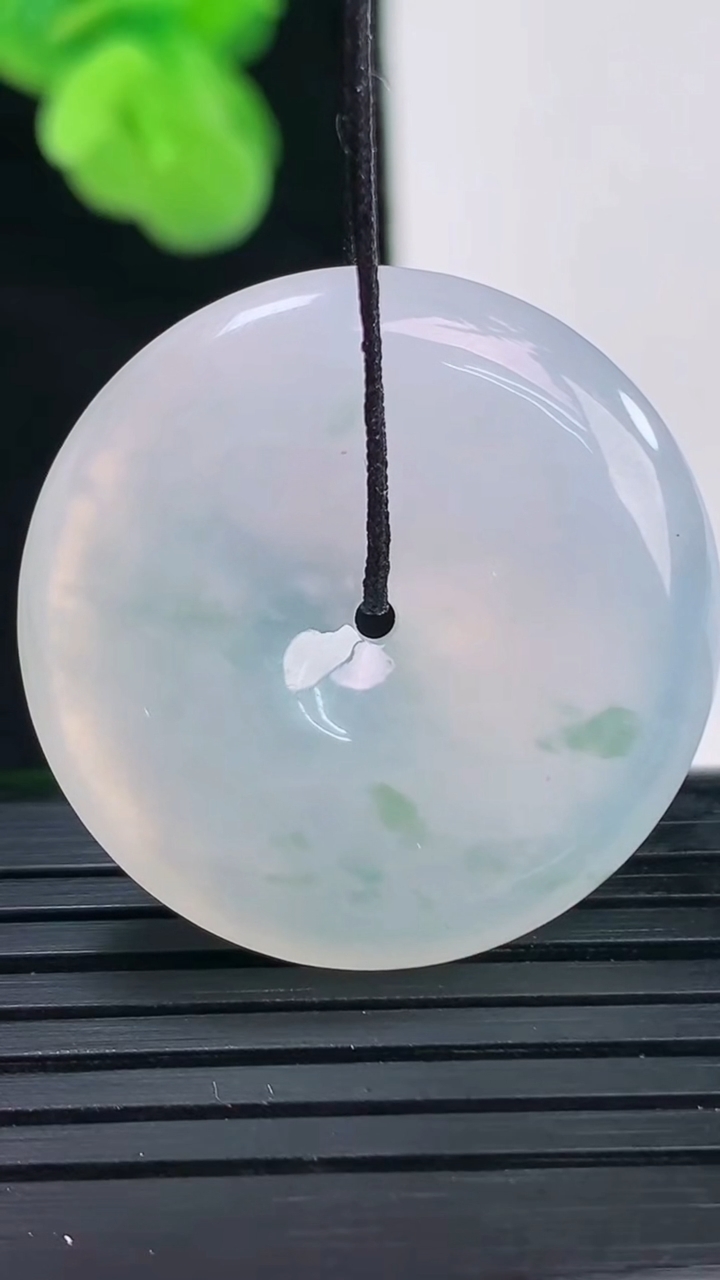 天然A货翡翠飘花平安扣吊坠尺寸29.1-5.6重量:10.48g
4月11日