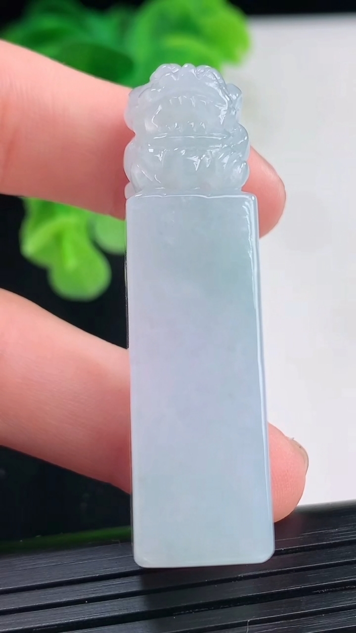 天然A货翡翠貔貅印章尺寸49-13.3-12.7重量:24.71g
4月11日