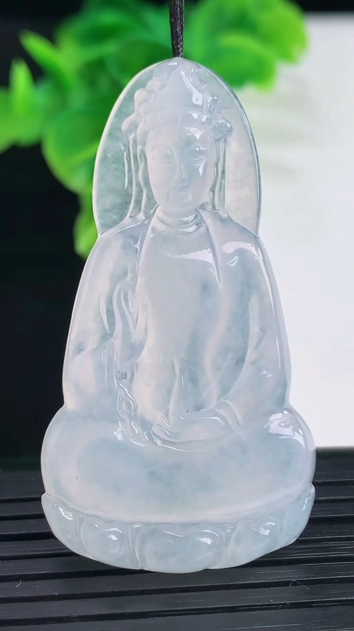 天然A货翡翠观音菩萨吊坠尺寸51.9-28.4-5.4重量:13.09g
4月11日