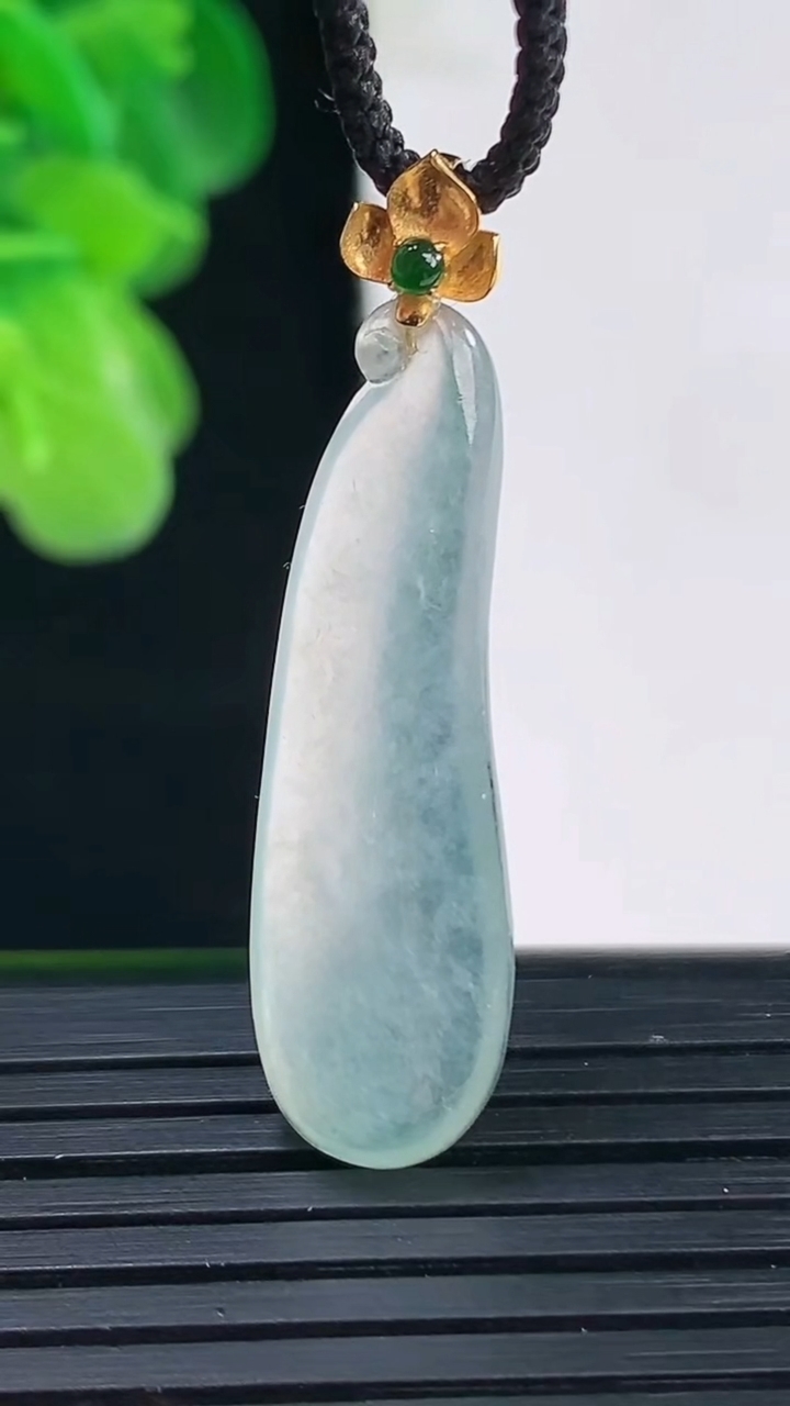 天然A货翡翠福瓜吊坠尺寸38.1-10.1-3.7重量:2.57g
4月11日