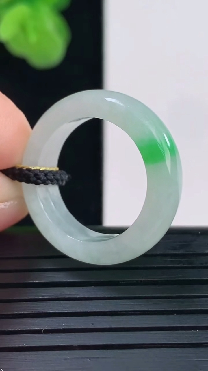 天然A货翡翠指环戒指尺寸17.5-5.8-3.5重量:4.23g2026年4月11日
工厂直销收藏佳