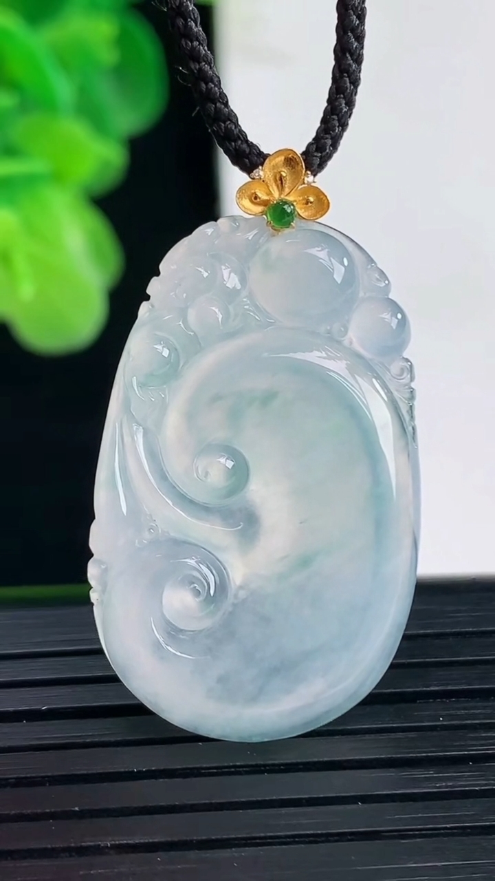 天然A货翡翠18K金飘花如意吊坠尺寸36.8-20.4-3.6重量:6.03g
4月11日