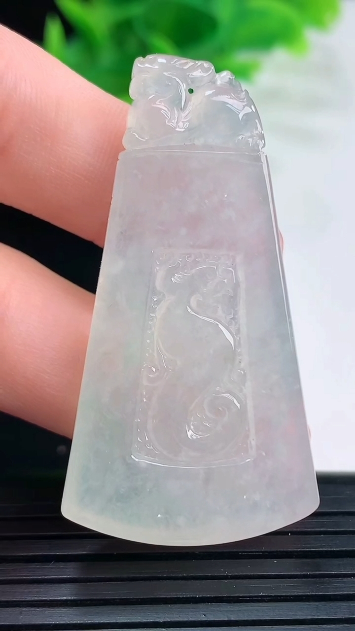 天然A货翡翠仿古无事牌吊坠尺寸46.6-24.6-5.9重量:15.36g
4月11日