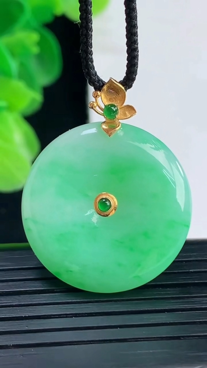 天然A货翡翠平安扣吊坠尺寸25.7-5.3重量:8.06g
4月11日