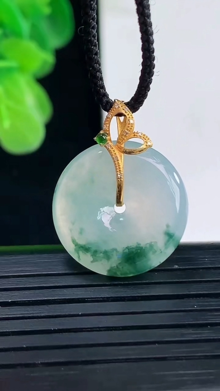 天然A货翡翠18K金飘花平安扣吊坠尺寸19.3-4.5重量:4.03g
4月11日