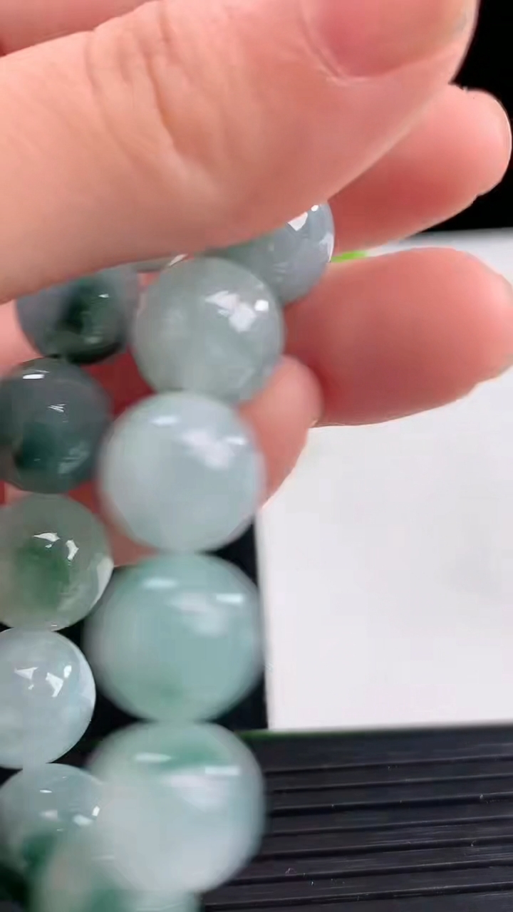 天然A货翡翠飘花圆珠手串尺寸11.1-17颗重量:45.24g4月11日
工厂直销收藏佳品,种好水足，色泽均匀，有种有色，上手高大气！