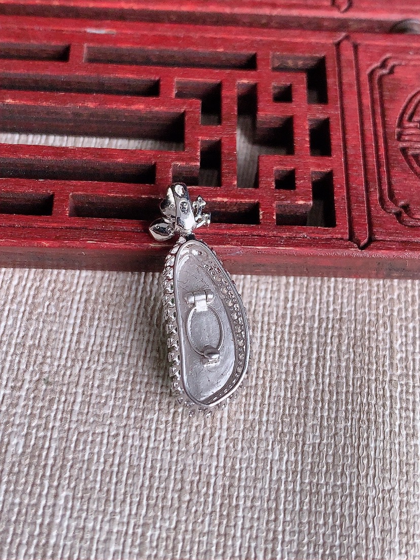 天然A货翡翠18K金伴钻镶嵌阳绿福瓜吊坠 
尺寸26.2-9-7裸石16.8-6.2mm 重量2.2