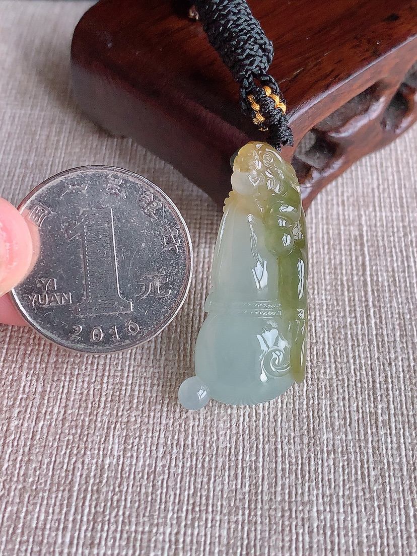 天然A货翡翠飘黄翡葫芦吊坠 
尺寸34.5-15-8.8mm 重量9.88g 0410