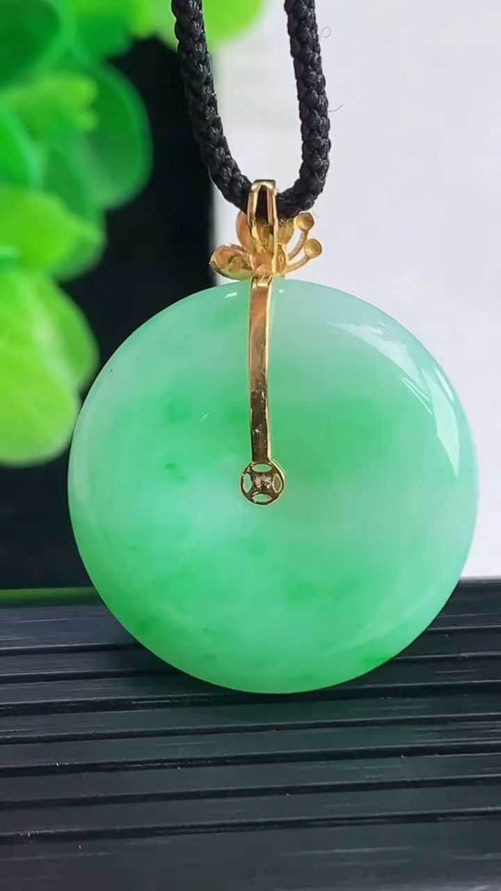 天然A货翡翠平安扣吊坠尺寸25.7-5.3重量:8.06g
4月11日