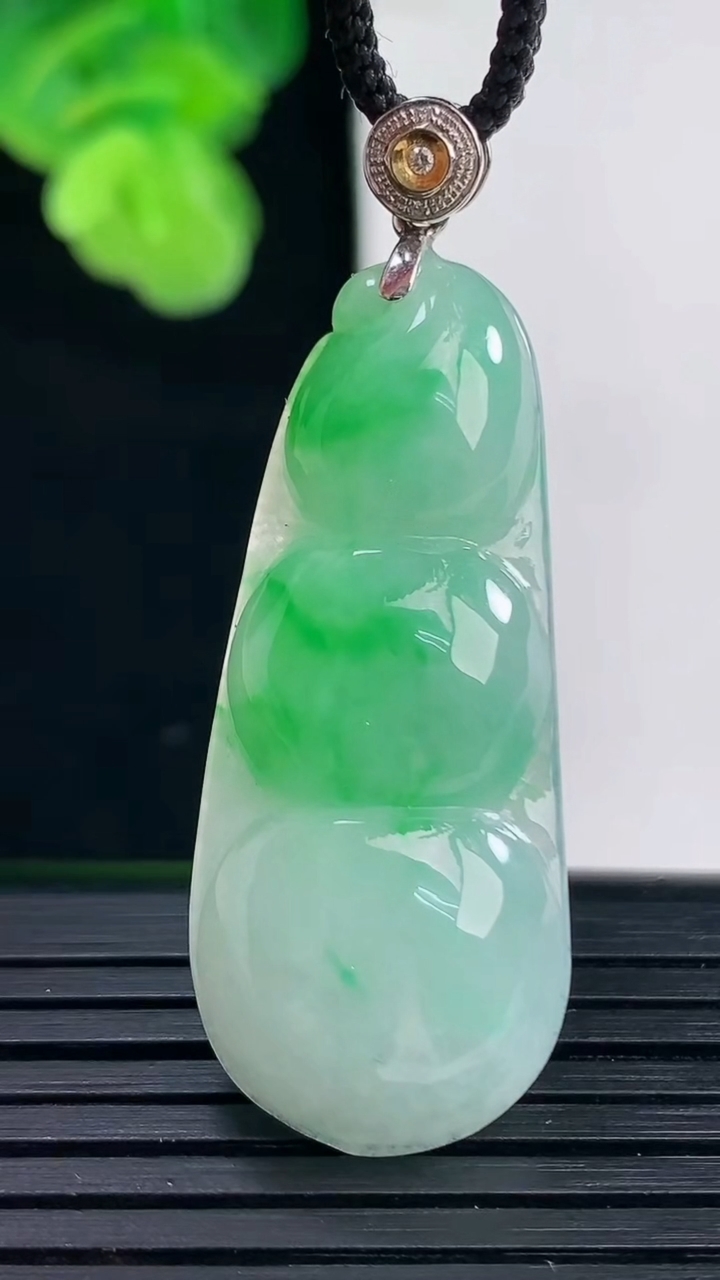 天然A货翡翠福豆吊坠尺寸39.5-16.2-6.8重量:8.02g
4月11日