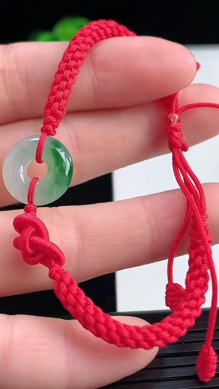 天然A货翡翠飘花平安扣手绳尺寸12.9-3重量:2.08g
4月11日