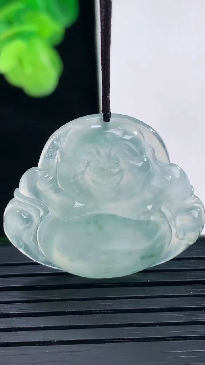 天然A货翡翠冰种飘花佛公吊坠尺寸28.4-30.9-4.8重量:7.05g
4月11日