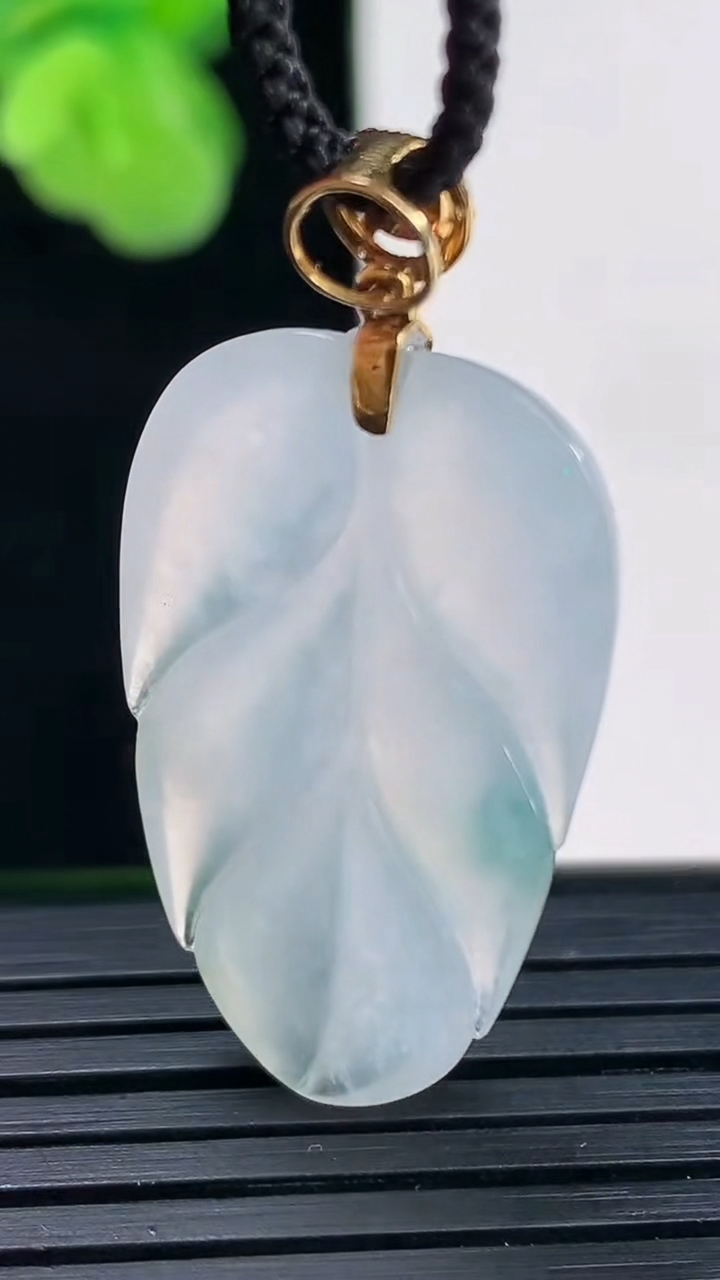 天然A货翡翠18K金飘花金枝玉叶 叶子吊坠尺寸31-18.7-4.9重量:5.89g
4月11日