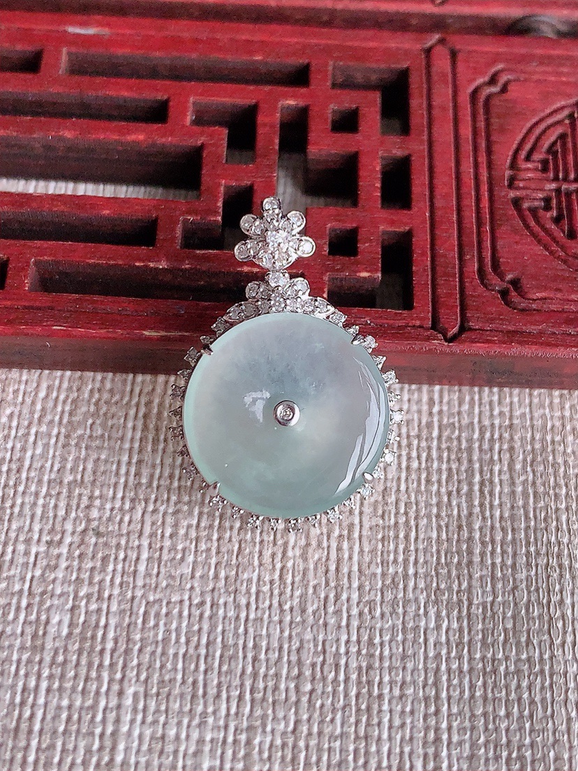 天然A货翡翠18K金伴钻镶嵌白冰白月光平安扣吊坠 
尺寸25.5-17.5-7.5裸石15mm 重量2.95g 0410