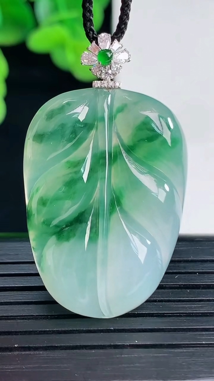 天然A货翡翠18K金飘花金枝玉叶 叶子吊坠尺寸39.9-23.1-6.1重量:8.93g
4月11日