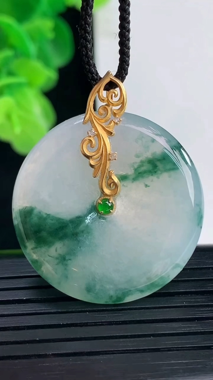 天然A货翡翠18K金飘花平安扣吊坠尺寸30.2-4.6重量:10.05g
4月11日