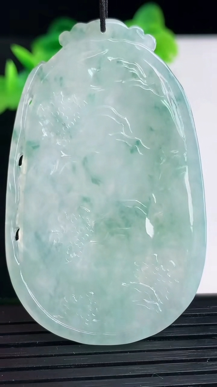 天然A货翡翠牌吊坠尺寸61-37-3.5重量:19.98g
4月11日