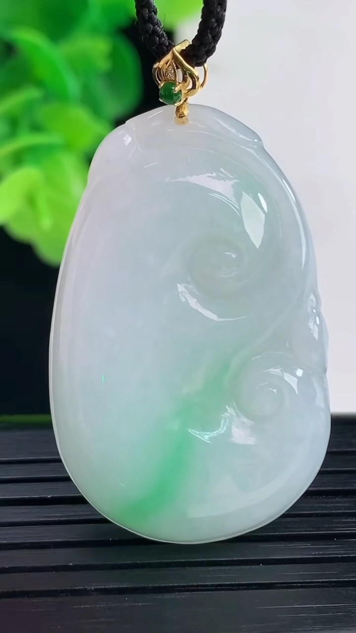 天然A货翡翠如意吊坠尺寸39.9-25.2-5.3重量:10.38g
4月11日