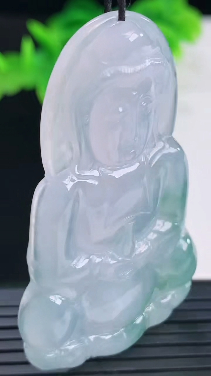 天然A货翡翠冰种紫罗兰飘花观音菩萨吊坠尺寸56.5-33.8-5.4重量:17.92g
4月11日