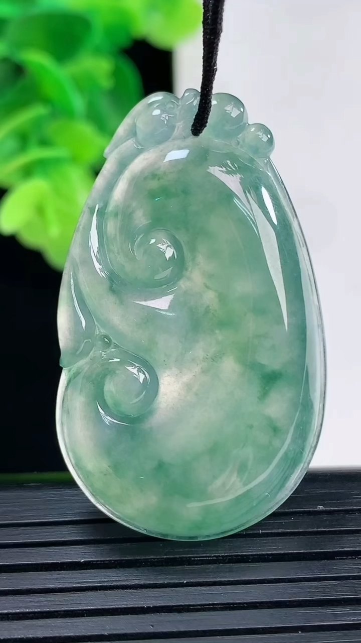 天然A货翡翠飘花如意吊坠尺寸43.6-25.9-5.4重量:11.61g
4月11日