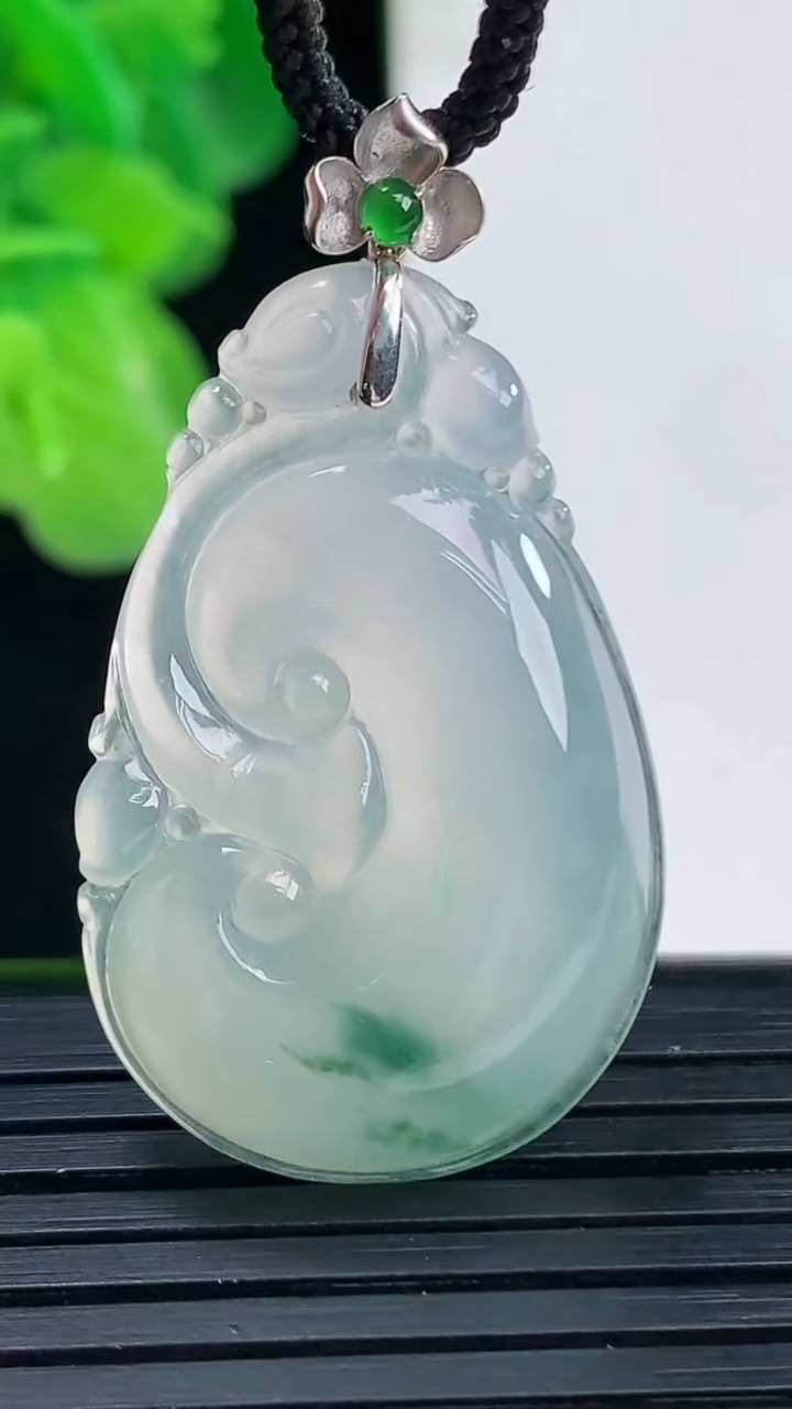 天然A货翡翠18K金飘花如意吊坠尺寸39.2-21.3-5.9重量:6.64g
4月11日