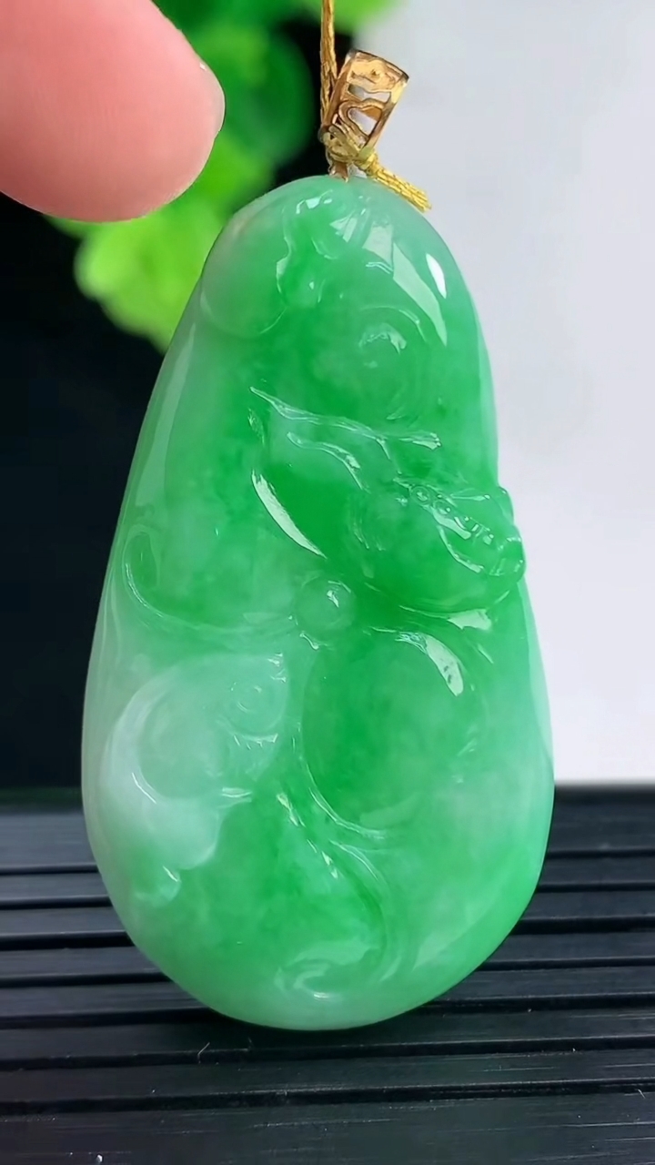 天然A货翡翠年年有余吊坠尺43.6-24.2-6.2重量:14.22g
4月11日