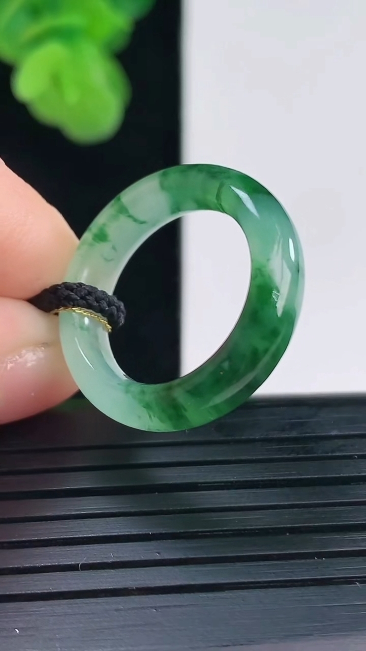 天然A货翡翠飘花指环戒指尺寸16.9-5.5-3.6重量:3.68g2026年4月11日
工厂直销收