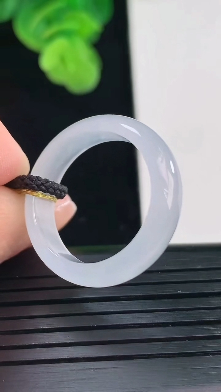 天然A货翡翠紫罗兰指环戒指尺寸19.5-5.9-3重量:3.62g2026年4月11日
工厂直销收藏佳品,种好水足，色泽均匀，有种有色，上手高大气！