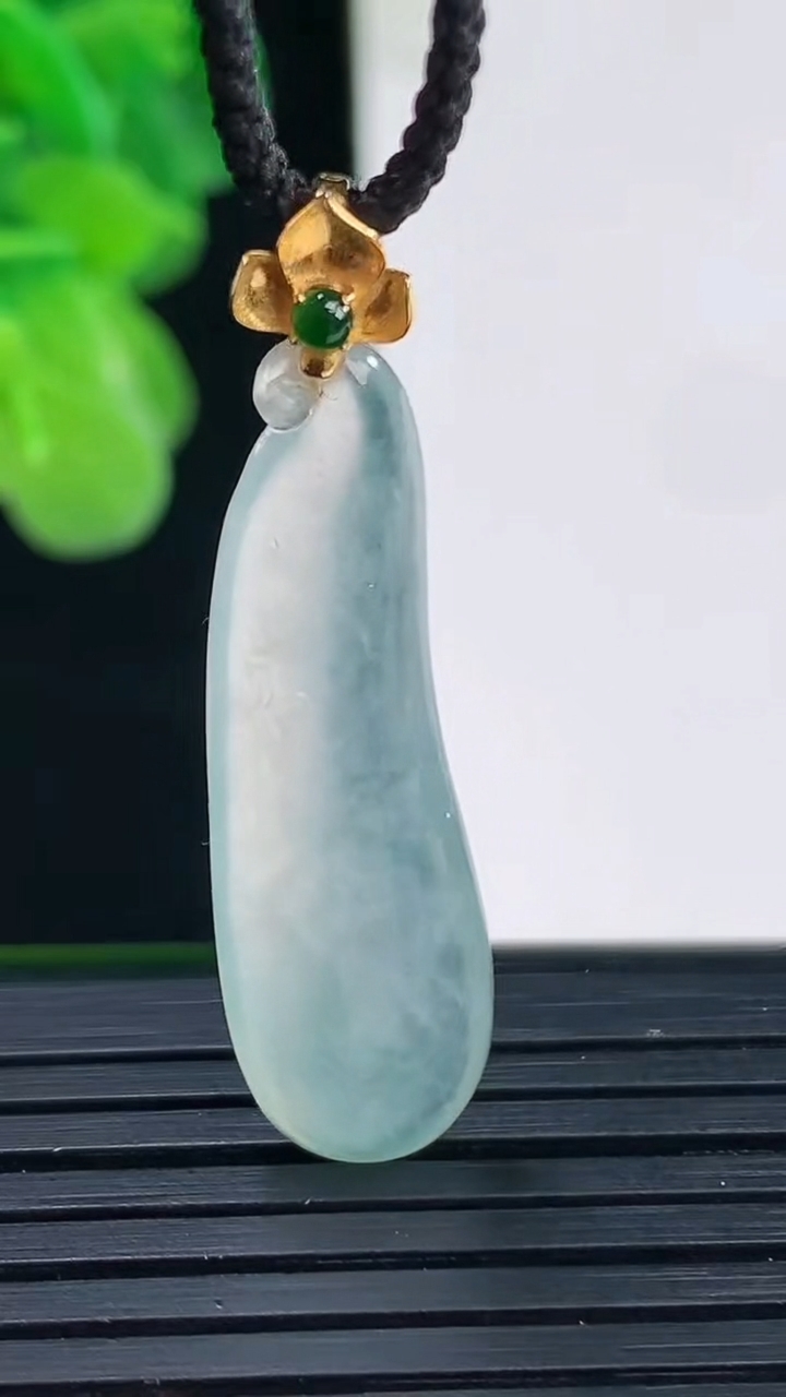 天然A货翡翠福瓜吊坠尺寸38.1-10.1-3.7重量:2.57g
4月11日