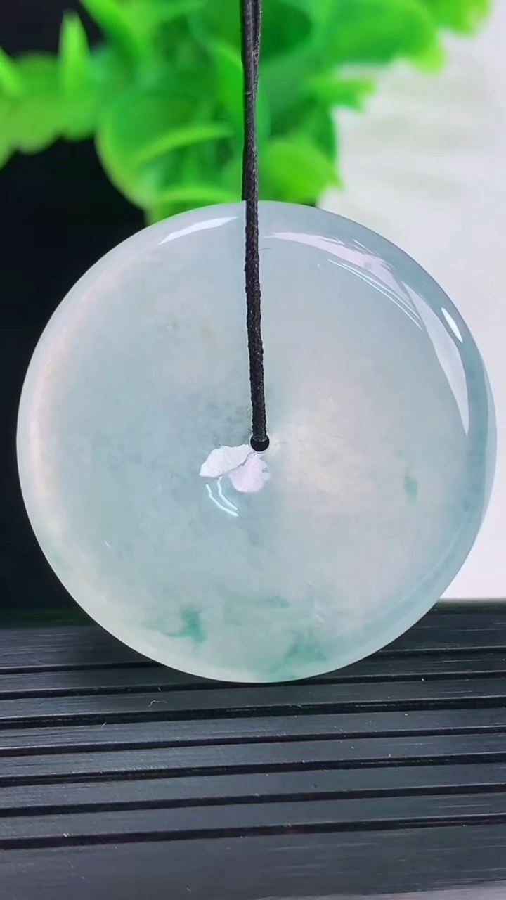 天然A货翡翠种飘花平安扣吊坠尺寸35.7-5.8重量:17.37g
4月11日