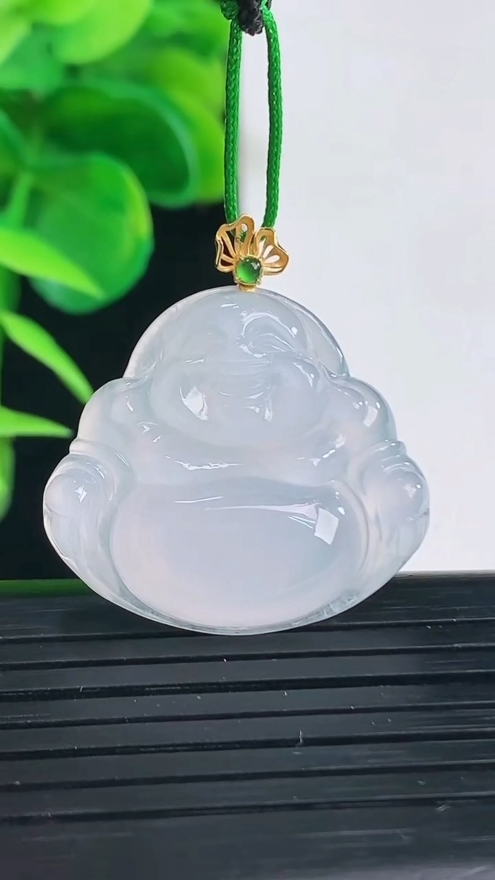 天然A货翡翠佛公吊坠尺寸23.8-26.4-5.8重量:5.72g
4月11日