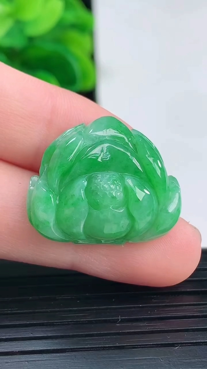 天然A货翡翠和和美美 荷花吊坠尺寸19.8-23.6-8重量:6.28g
4月11日