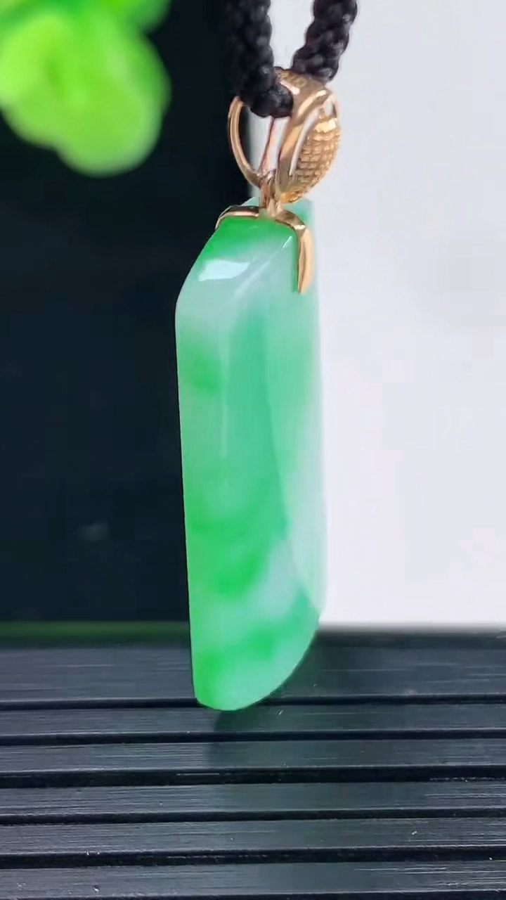 天然A货翡翠无事牌吊坠尺寸28.2-13-3.8重量:4.16g
4月11日