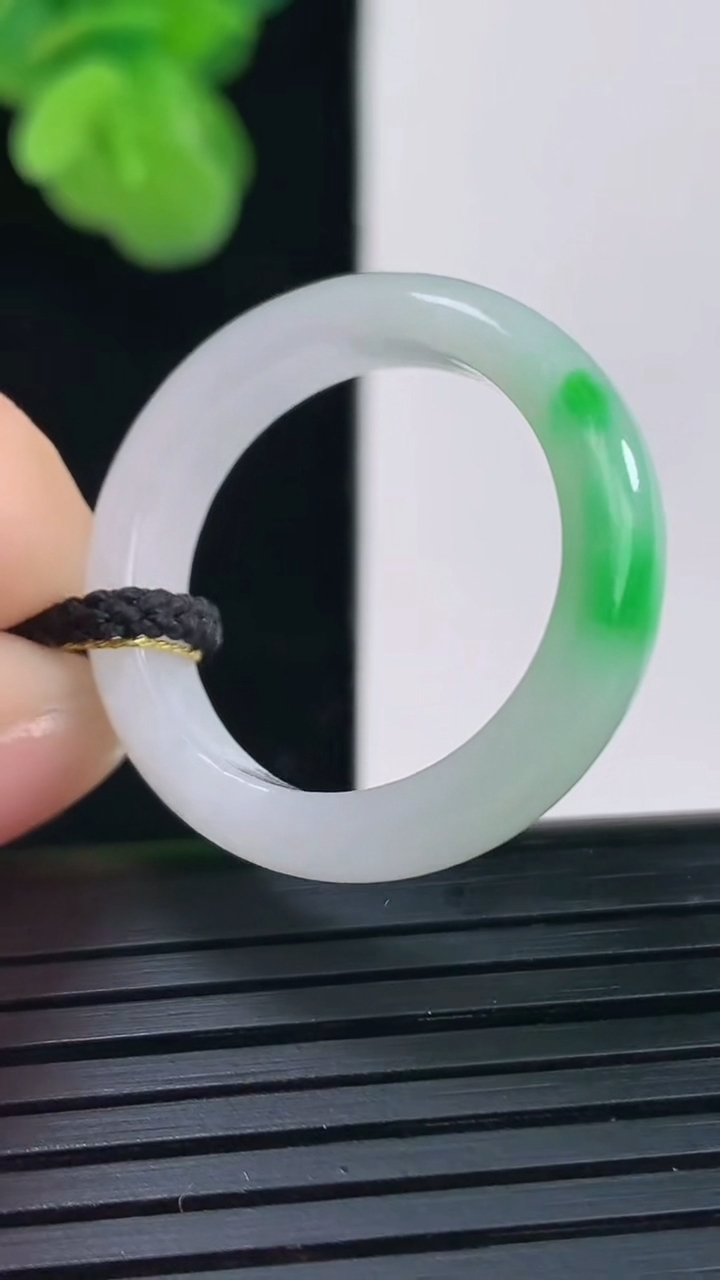 天然A货翡翠指环戒指尺寸20-5.6-3.3重量:4.30g2026年4月11日
工厂直销收藏佳品,种好水足，色泽均匀，有种有色，上手高大气！