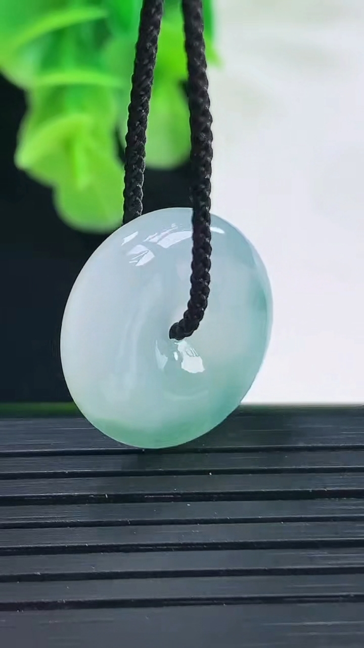 天然A货翡翠飘花平安扣吊坠尺寸19.4-5重量:4.64g
4月11日