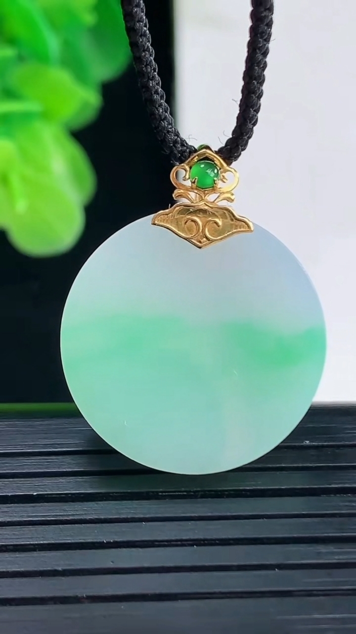 天然A货翡翠无事牌吊坠尺寸28.7-22.4-3.7重量:5.33g
4月11日