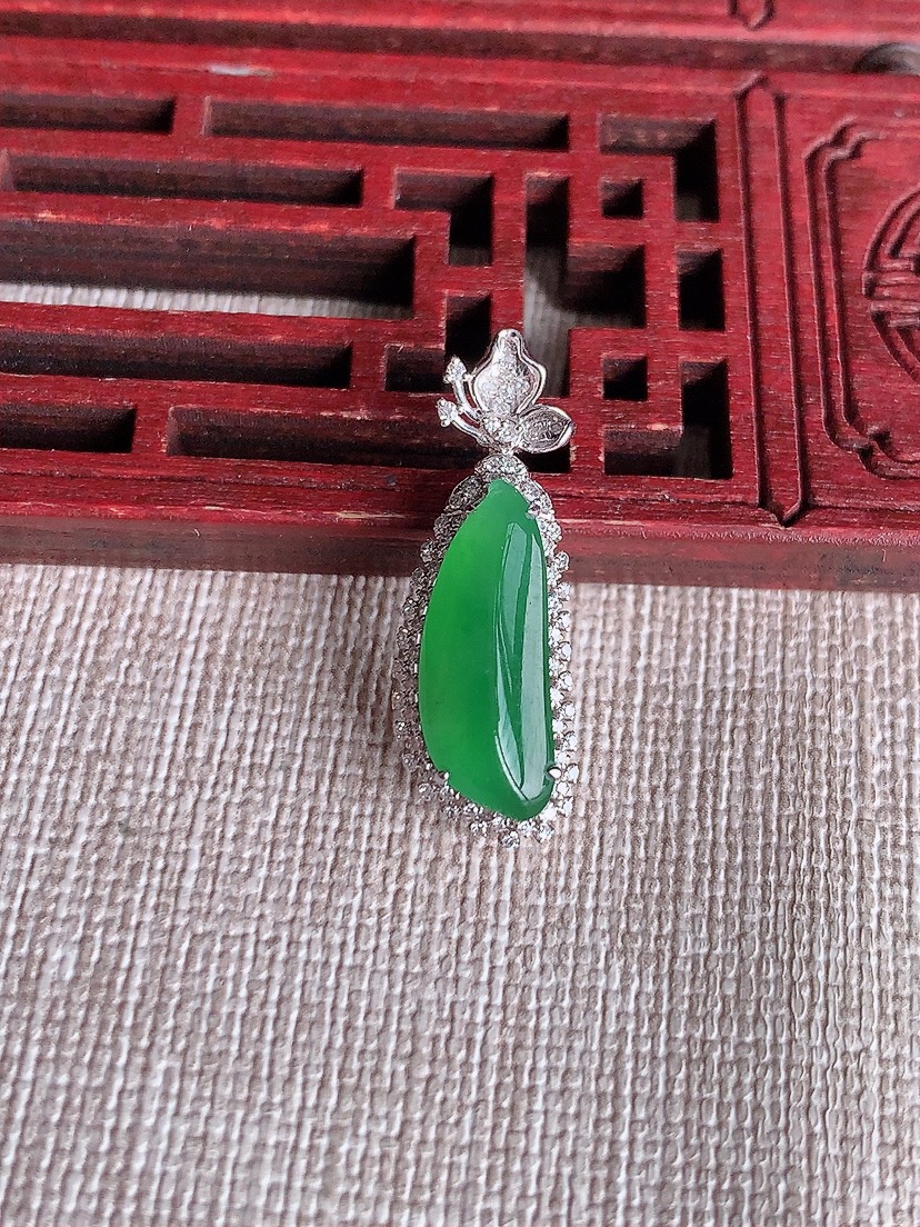 天然A货翡翠18K金伴钻镶嵌阳绿福瓜吊坠 
尺寸26.2-9-7裸石16.8-6.2mm 重量2.27g 0410