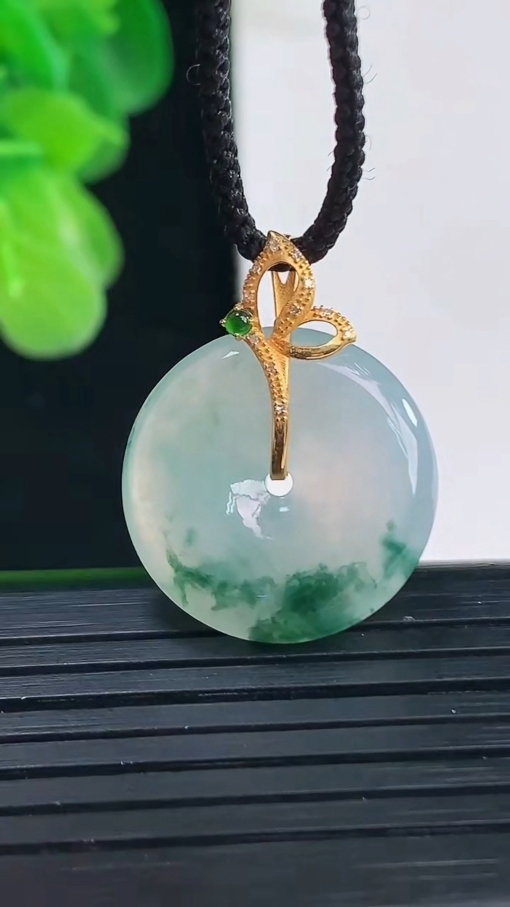 天然A货翡翠18K金飘花平安扣吊坠尺寸19.3-4.5重量:4.03g
4月11日