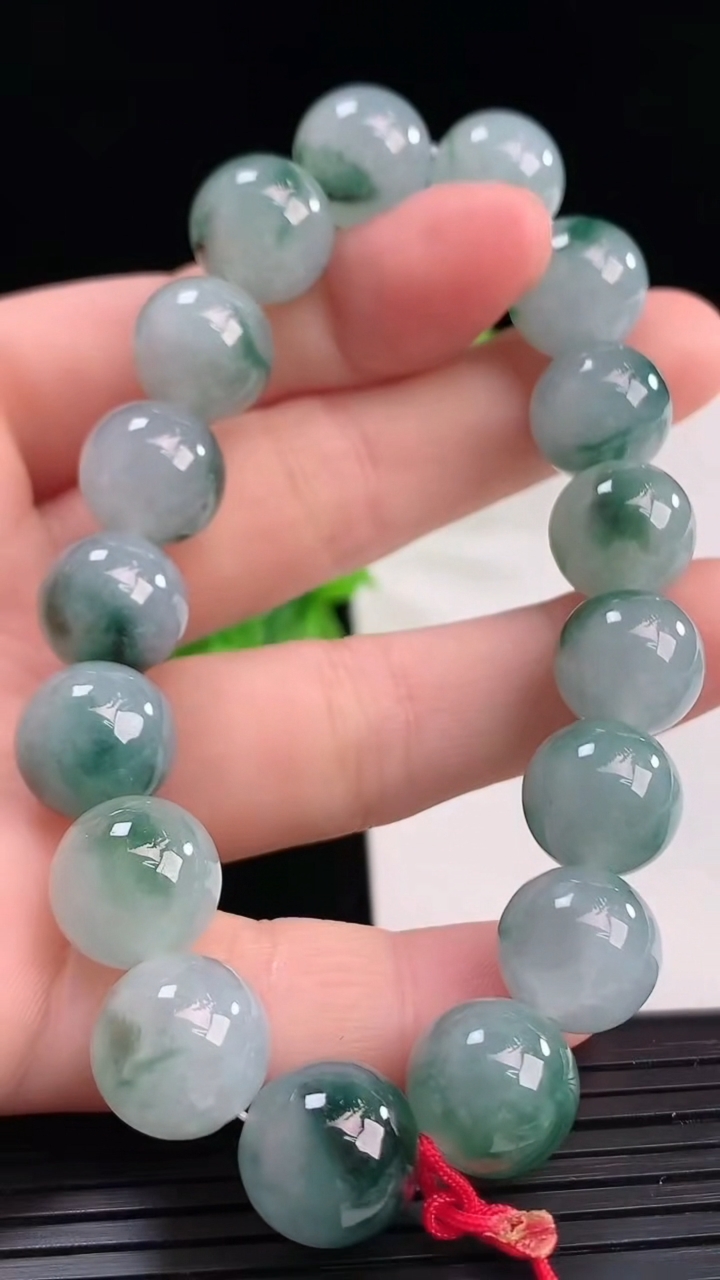 天然A货翡翠飘花圆珠手串尺寸11.1-17颗重量:45.24g4月11日
工厂直销收藏佳品,种好水足，色泽均匀，有种有色，上手高大气！