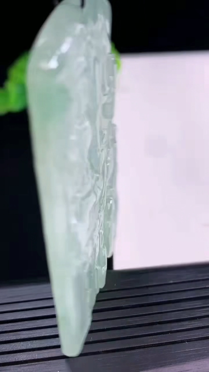 天然A货翡翠虚空藏菩萨吊坠尺寸65.7-43.3-5.2重量:35.50g
4月11日