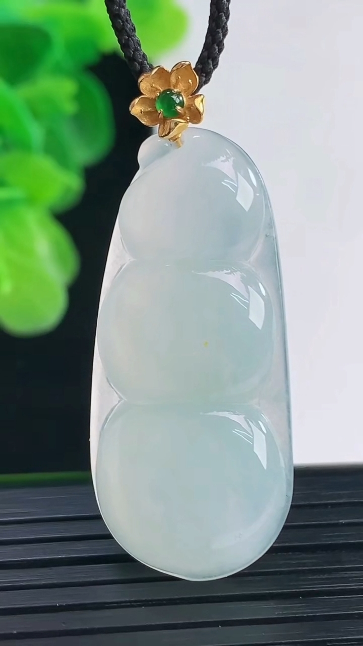 天然A货翡翠福豆吊坠尺寸44-17.8-5.6重量:7.87g
4月11日