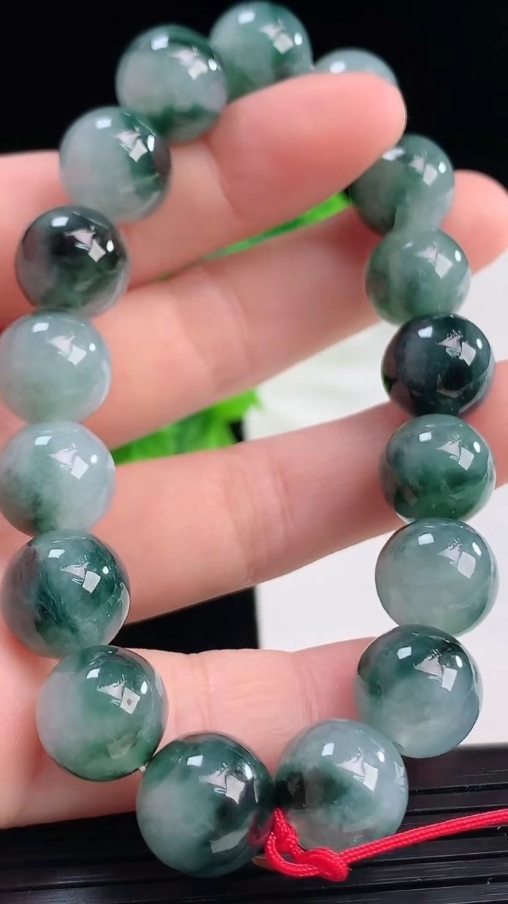 天然A货翡翠飘花圆珠手串尺寸11.4-17颗重量:44.97g4月11日
工厂直销收藏佳品,种好水足，色泽均匀，有种有色，上手高大气！