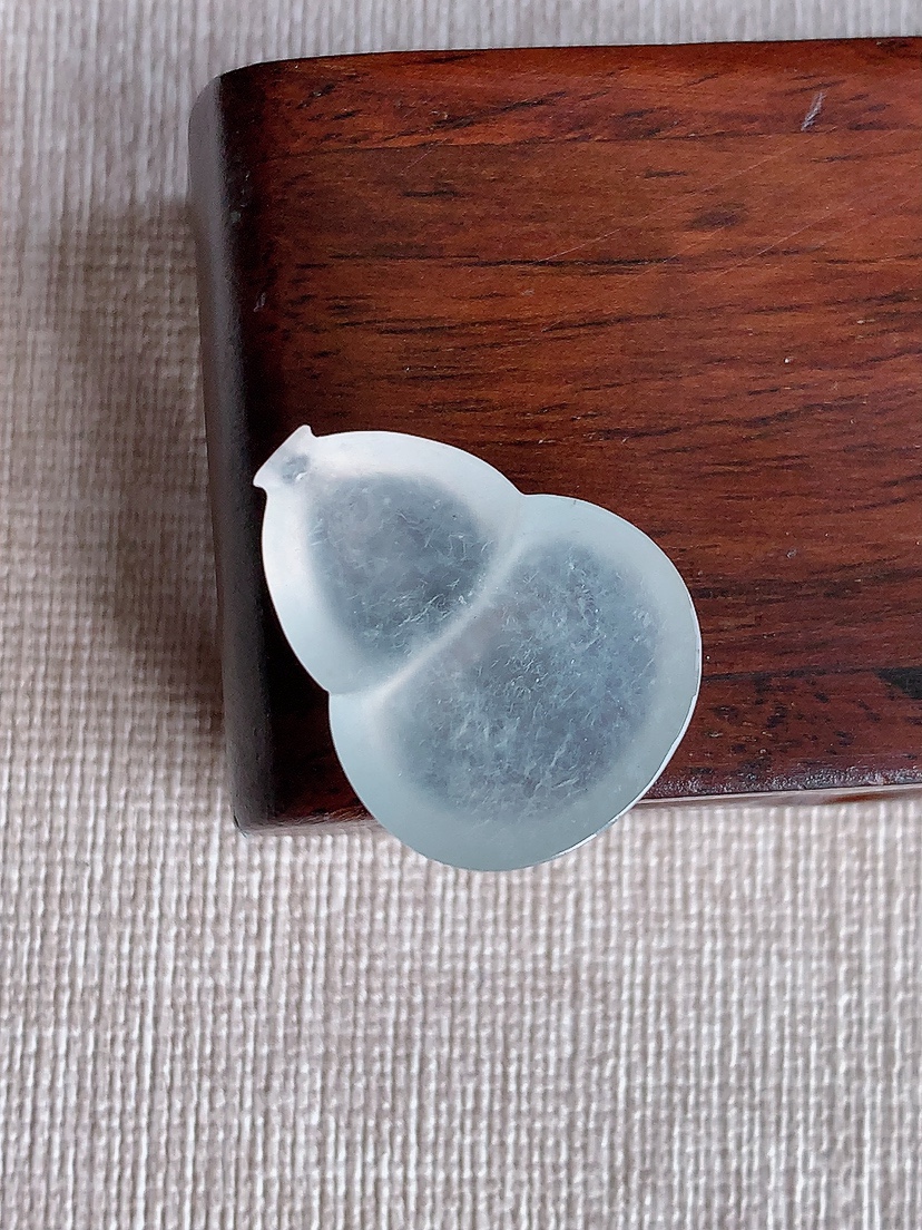 天然A货翡翠白冰白月光一刀切葫芦镶嵌件 
尺寸24.5-19-5.4mm 重量4.60g 0410