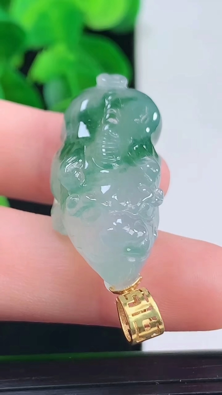 天然A货翡翠18K金飘花貔貅吊坠尺寸35.4-13.7-11.4重量:13.07g
4月11日