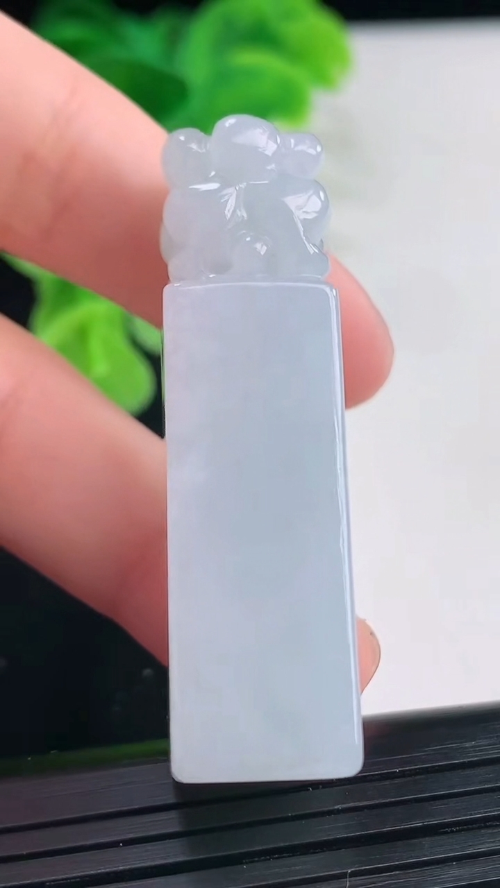 天然A货翡翠貔貅印章尺寸49-13.3-12.7重量:24.71g
4月11日