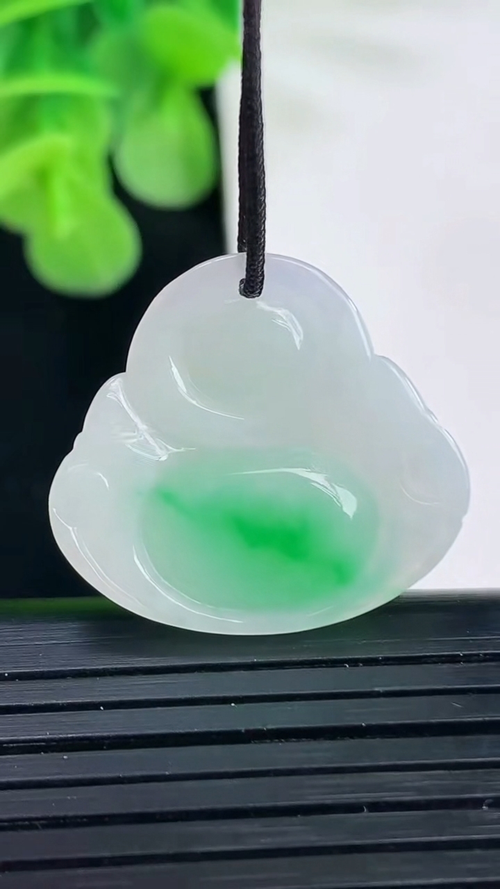 天然A货翡翠佛公吊坠尺寸22.2-24.6-4.7重量:3.99g
4月11日