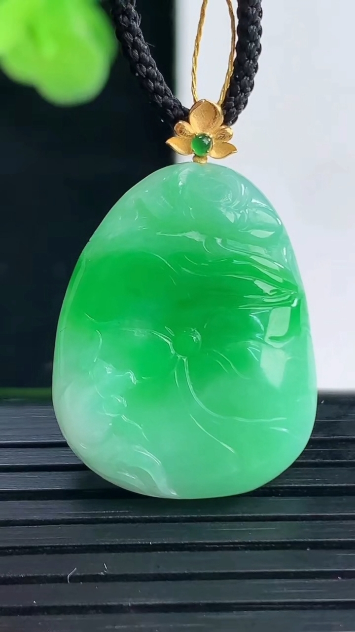 天然A货翡翠和和美美 荷叶鱼吊坠尺寸30.4-20.3-5.8重量:6.67g
4月11日