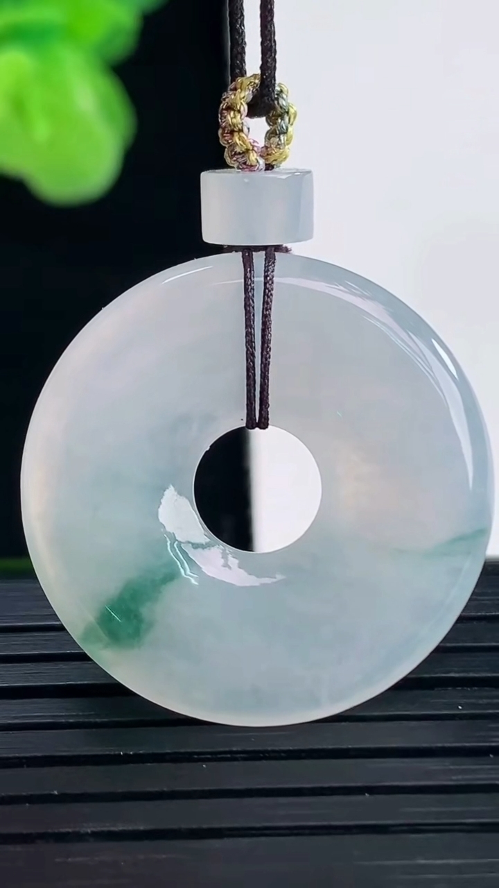 天然A货翡翠飘花平安环吊坠尺寸27-3.6重量:6.07g
4月11日